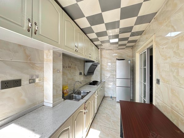 重庆巴南龙洲湾斌鑫江南时代大山村轻轨站旁 精装大三房 便宜出租出租