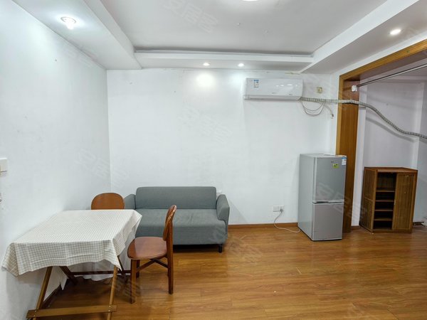 上海浦东川沙心圆西苑川沙地铁口精装电梯一房,好停车,月付,包维修和