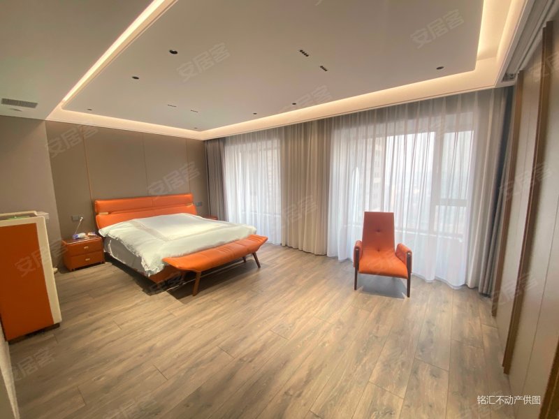 振兴二134 装修花了200w 赠送两个车位 业主一天未住