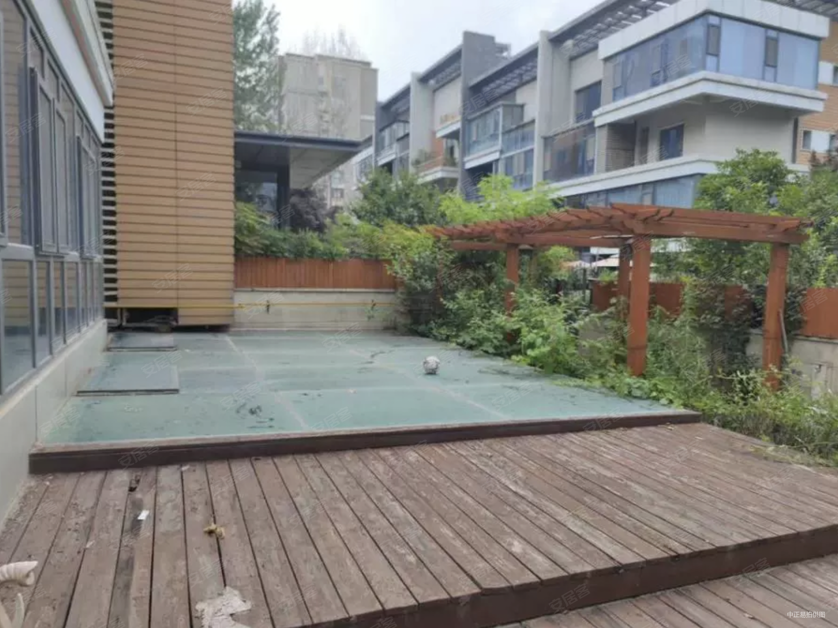 法拍金地湖城大境同禧别墅1390w南湖边视野广阔