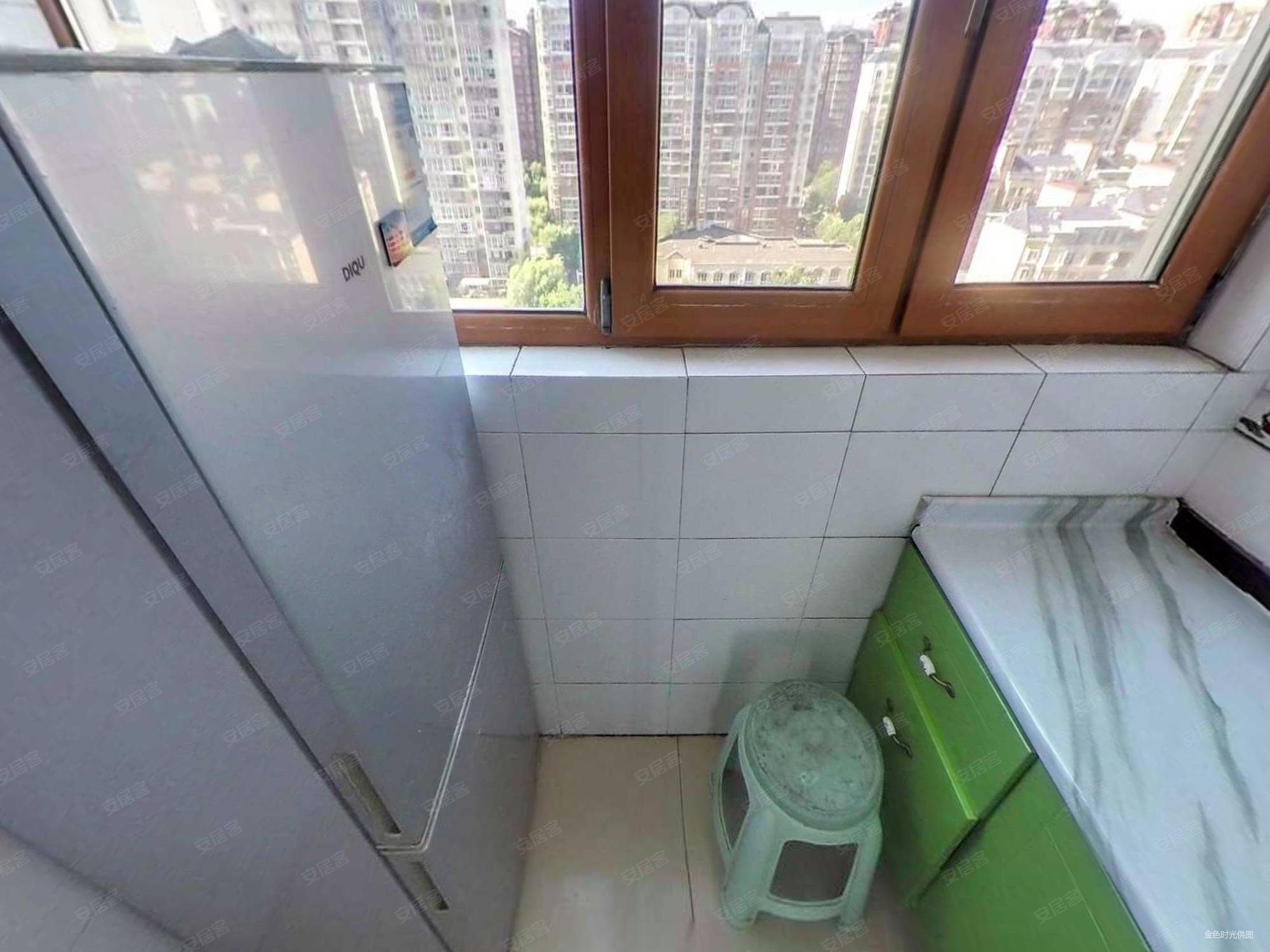 精装修怡馨家园 有电梯 大两居 出行方便 临地铁 南北通透