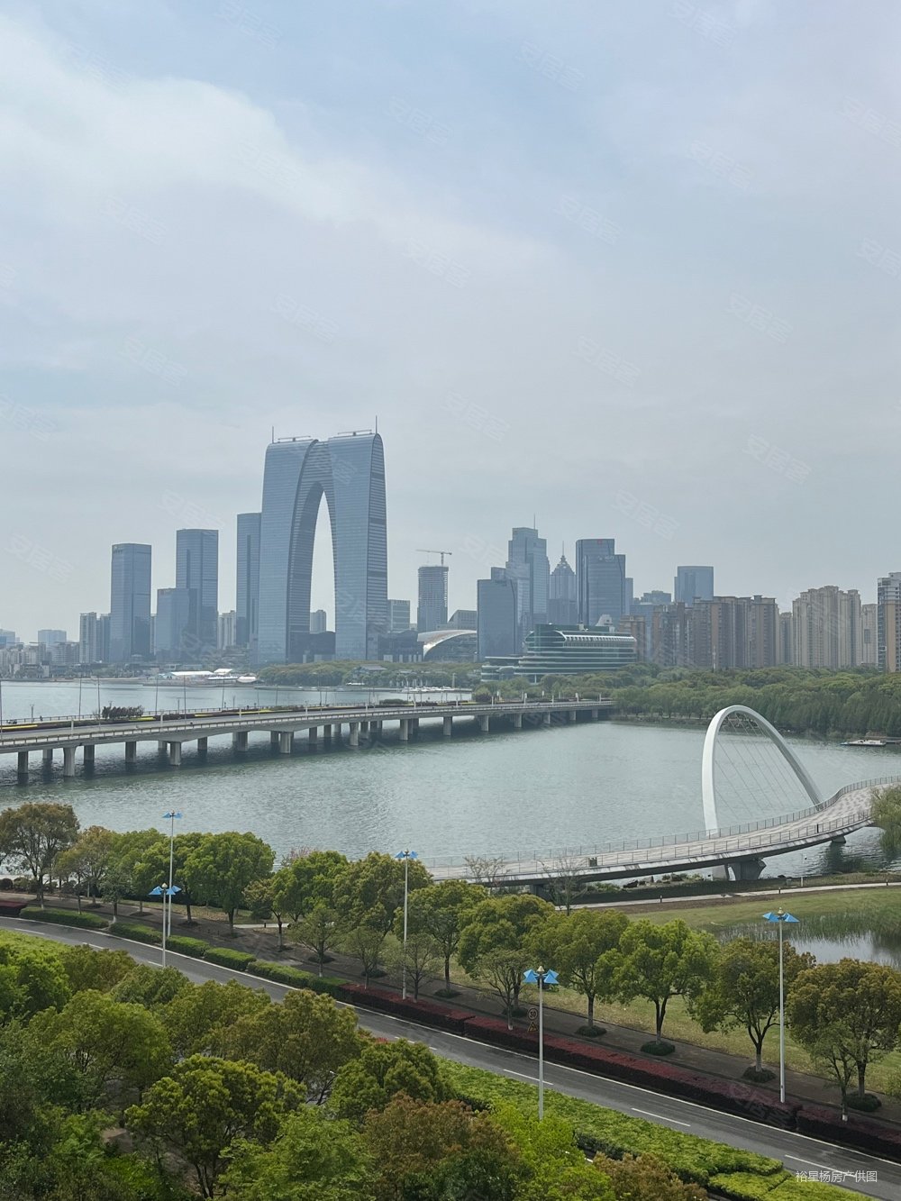 御玲珑,湖景两房!卧室躺着看湖景和东方之门,价格好谈,值得看,玲珑湾