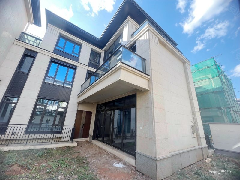 融创文旅城九云府南区(别墅)4室2厅4卫389.98㎡南北609万