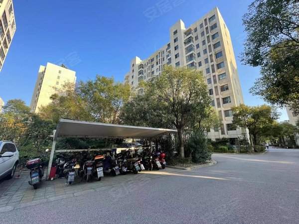 上海浦东临港新城宜浩佳园小区门口进出方便,家具家电齐全,随时看房