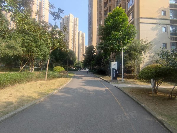 重庆渝北空港长安锦尚城精装两房  加大露台   中间楼层  钥匙在手