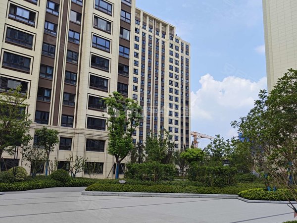 昆山周市镇客运北站翡丽兰亭花园翡丽兰亭 3居室 2600元每月 视野开阔