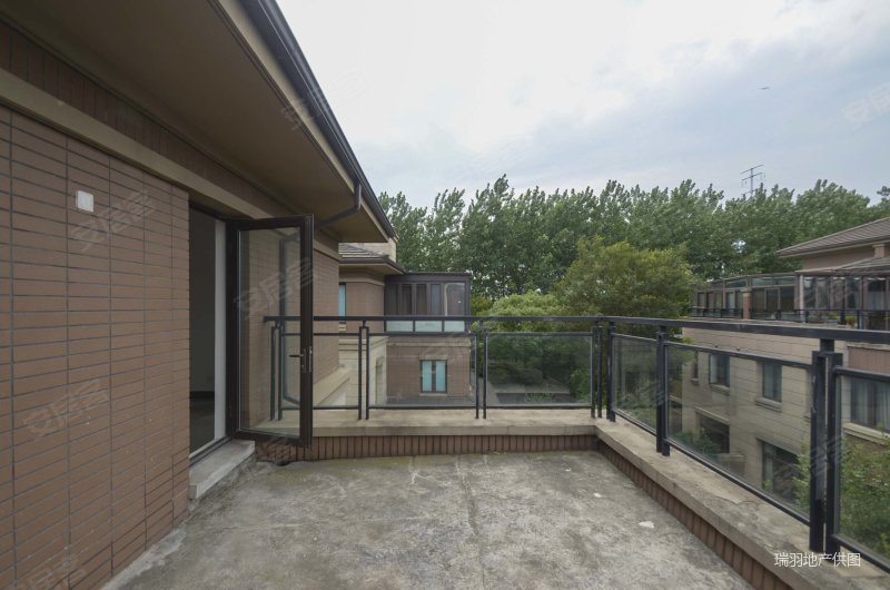 莘庄惜售别墅,房型大气敞亮,可做五房,一楼带卧室,可置换可谈,南郊