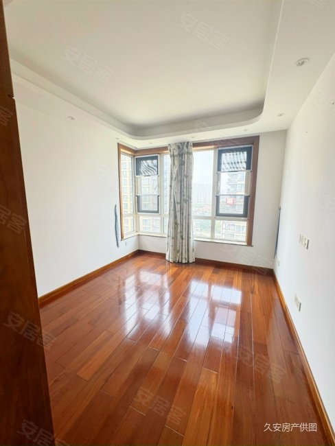 东湖公馆景观房  排边套188平3室2厅2卫中装当毛胚卖