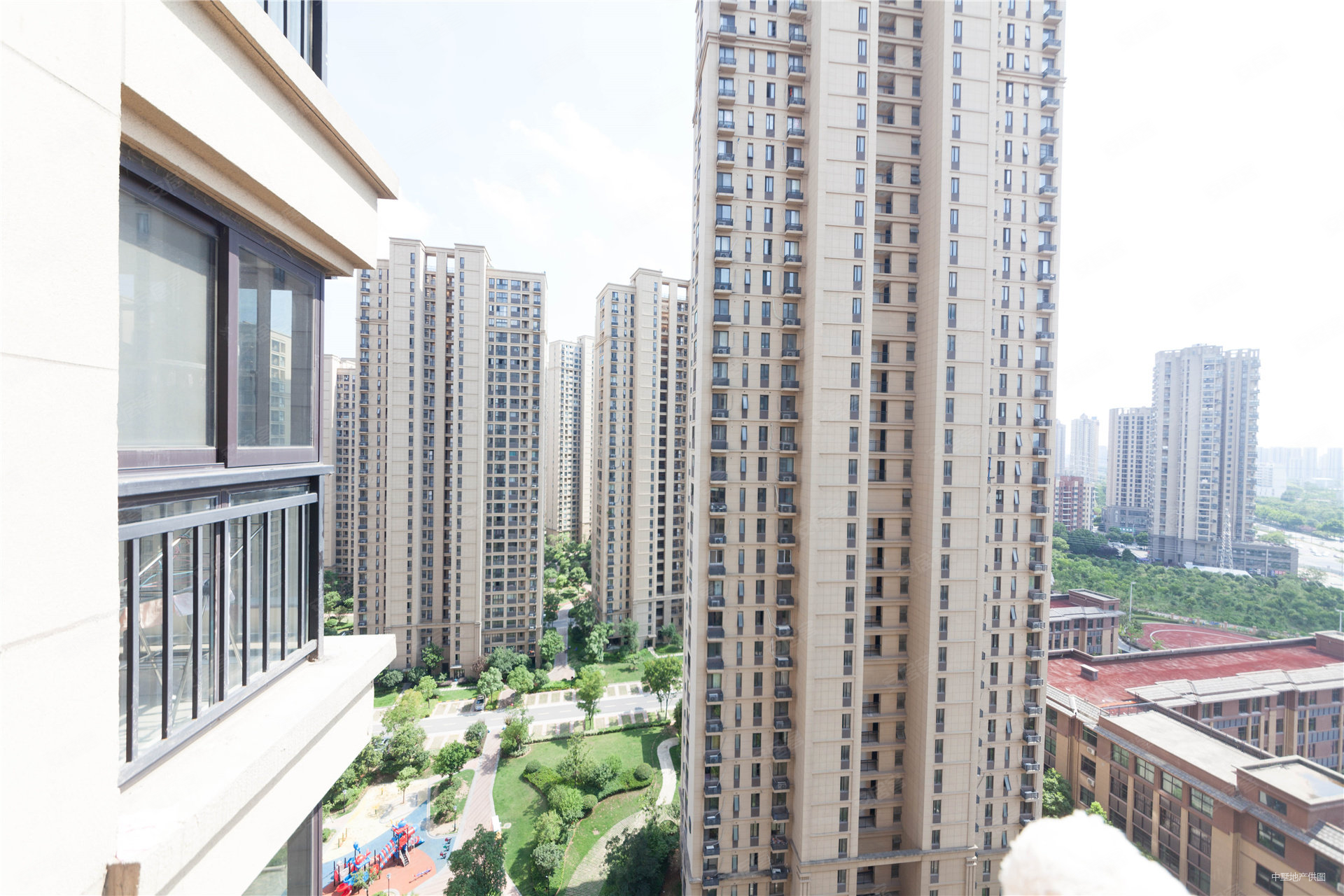 世茂翡翠首府4室2厅2卫130.79㎡南北328万