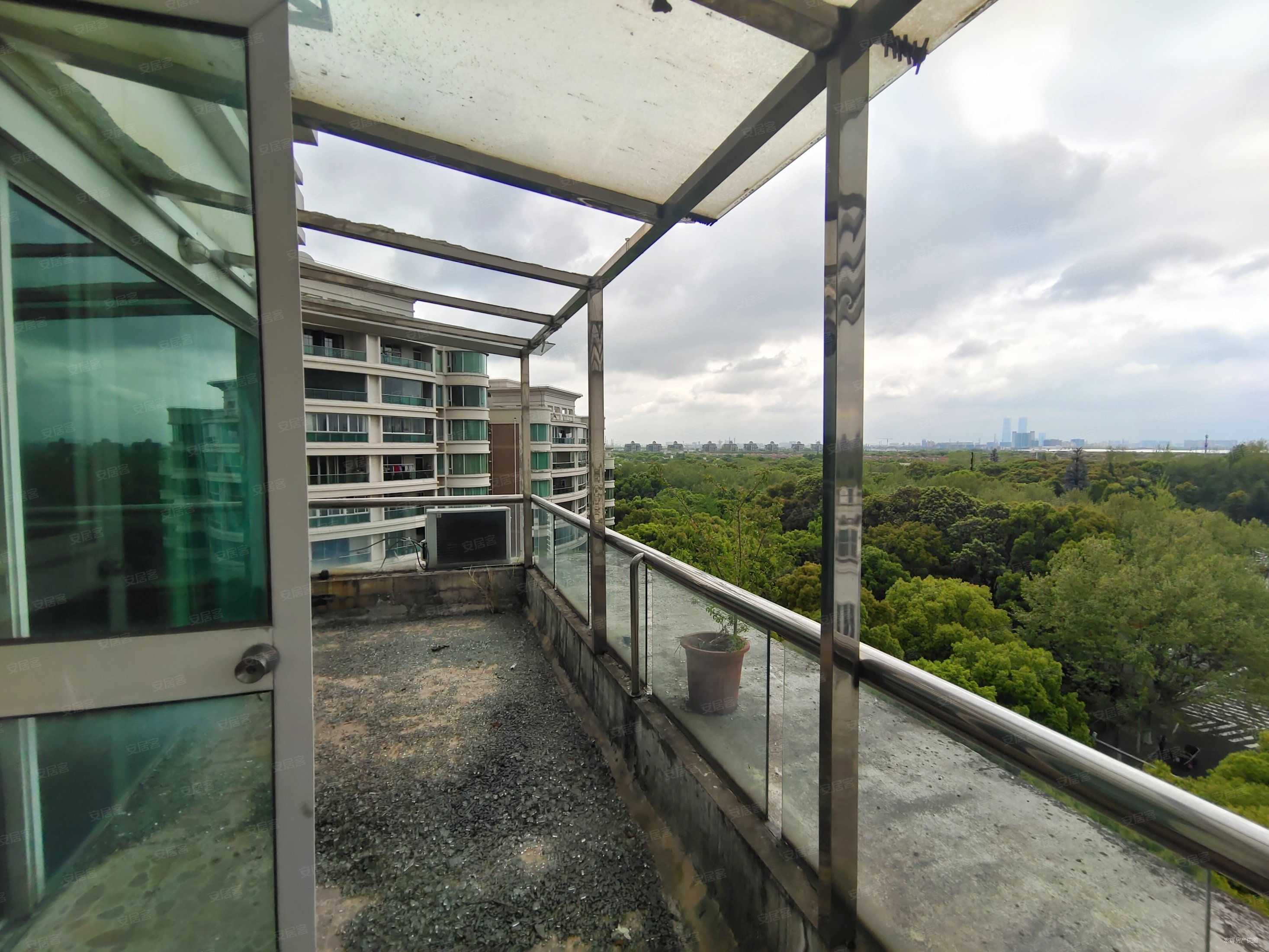 带露台和超大阳台共82平 实际使用面积230平 看房方便,陆家嘴新景园