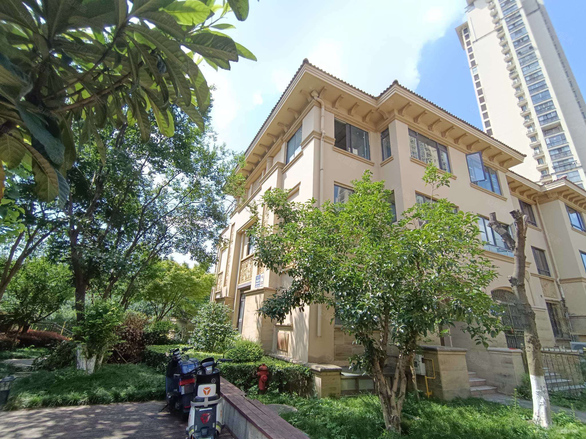 东方丽晶(别墅)5室3厅3卫232.23㎡南720万