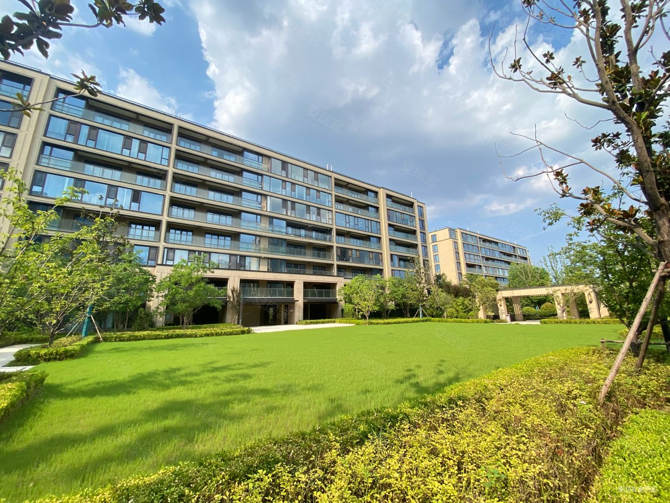 蓝城兰园4室2厅3卫318㎡南北370万