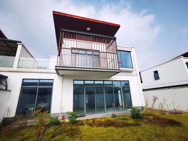 杭州临安青山湖颐和山庄(别墅)花园200平的合院别墅出租,业主可长租