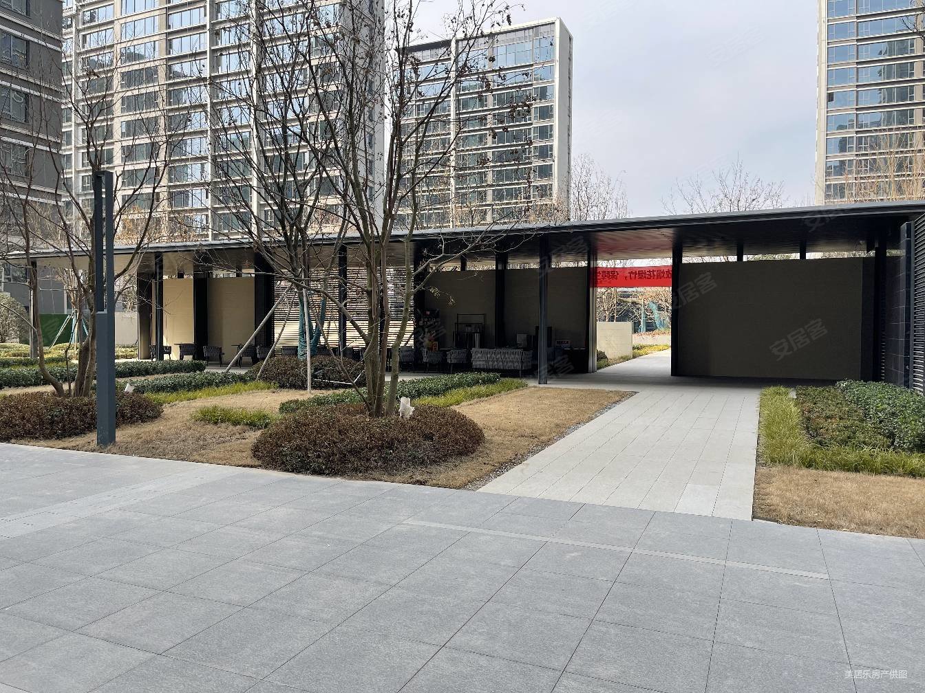 沣东新城 地铁口 海逸长州 精装修 三室两卫,融创海逸长洲二手房,330