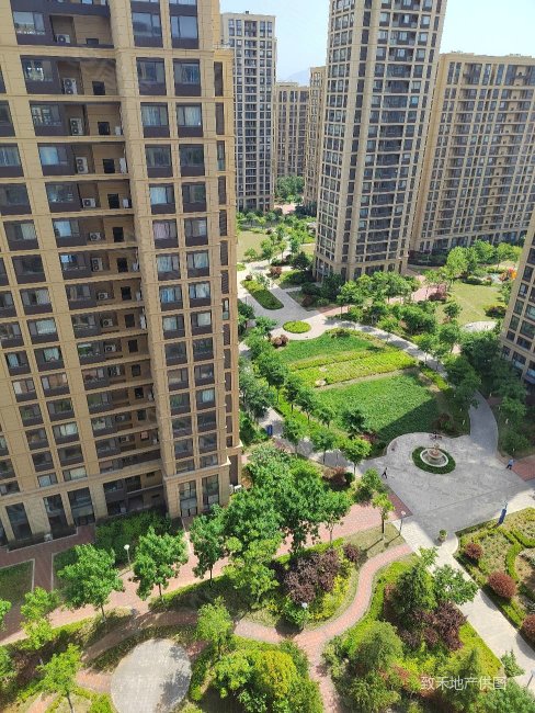 蓝谷地铁口旁边,精装套三带车位,集中供暖55,融创青岛湾琴湾二手房,75