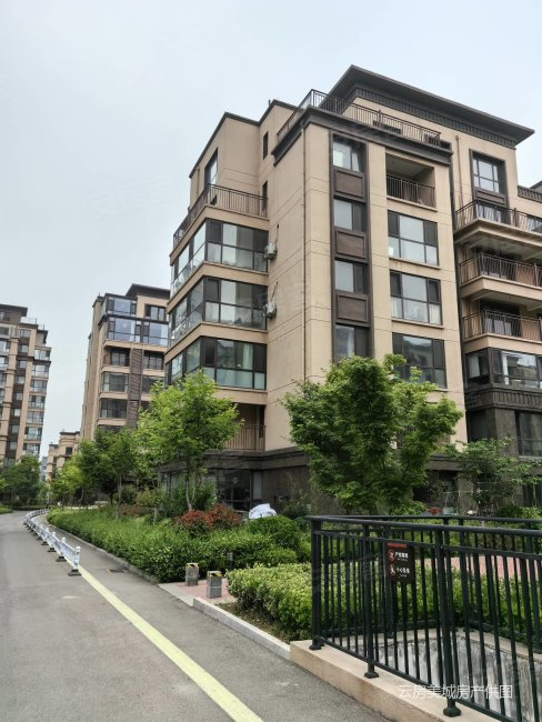 胶南一中旁一楼带前后院套三128万南北通透,剑桥小镇二手房,128万,3室