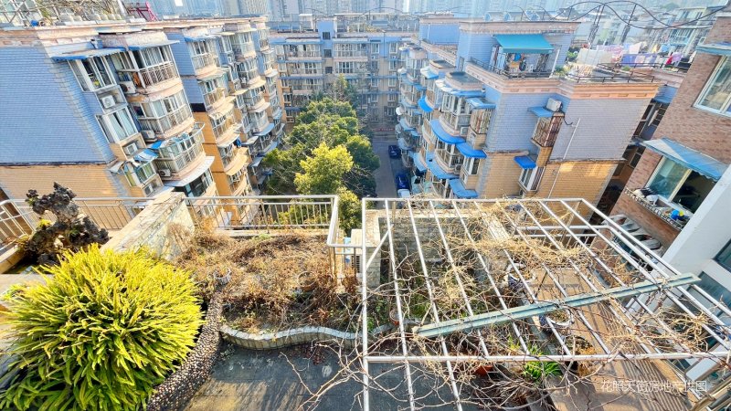 框架小区,顶楼跃层双花园,实得面积大,祥和花园二手房,180万,3室2厅,2