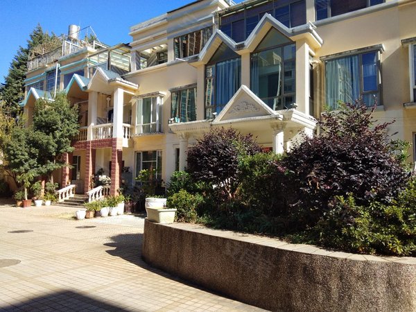 昆明五华虹山片区长虹路5号小区联排别墅 地铁四号线 昆工学俯路 5室2