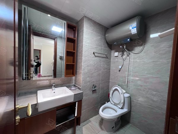 哈尔滨道里顾乡恒大悦府凯德广场附近,精装一室,电梯高层,有钥匙随时