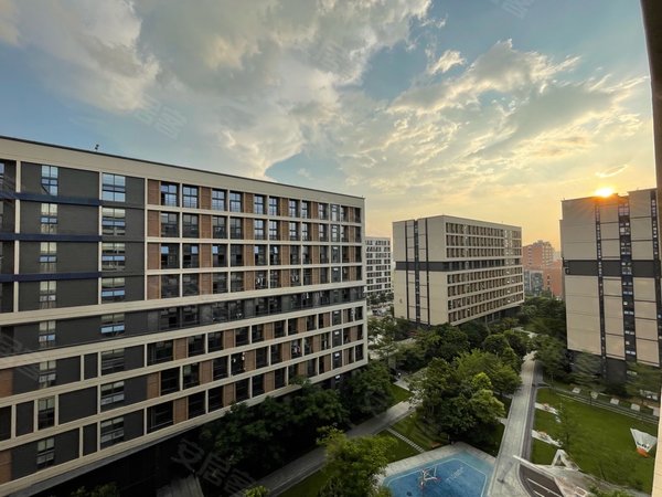 广州花都镜湖大道绿地空港国际中心(1楼带院1房)绿地空港 loft六号地