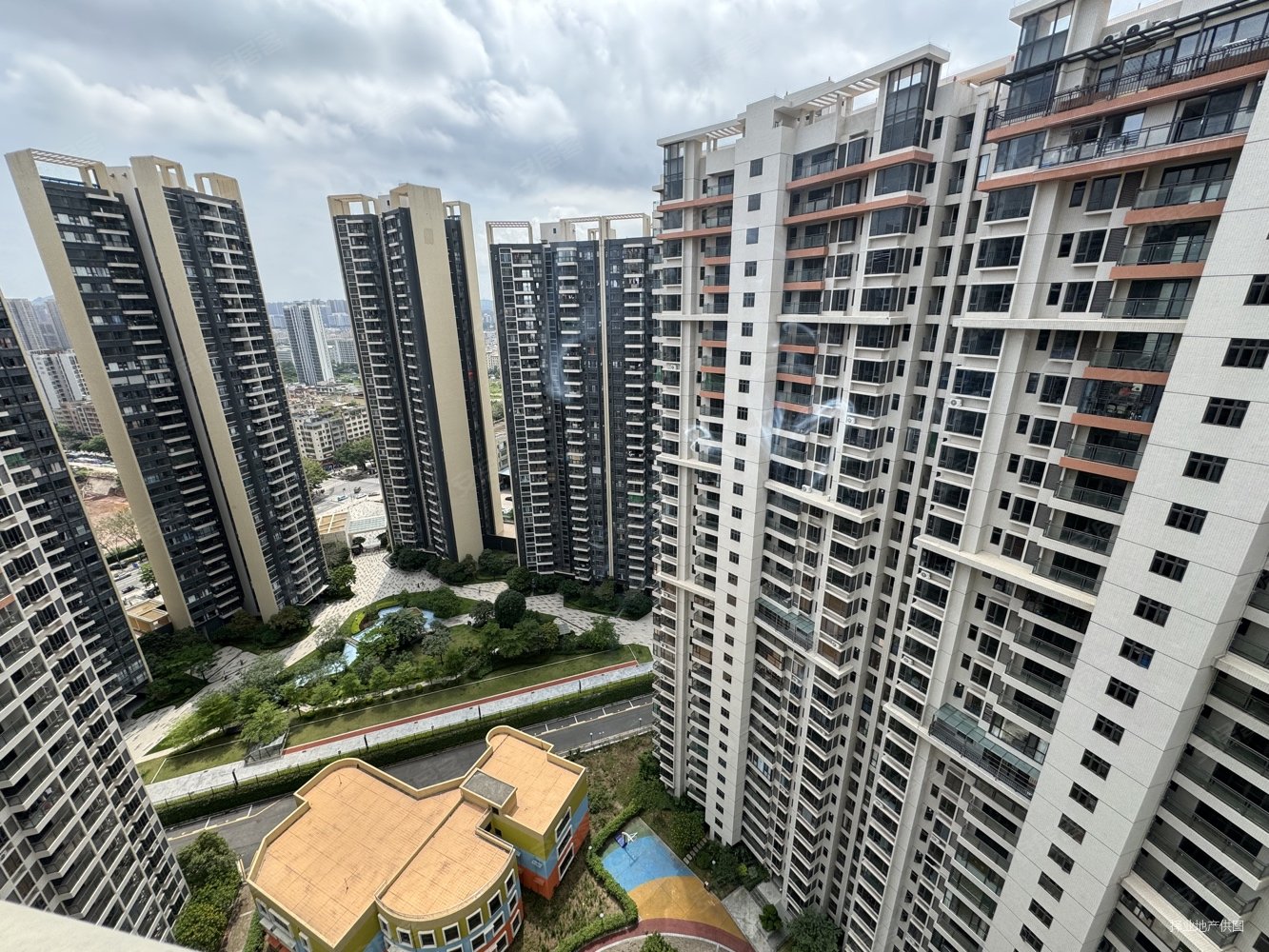 龙宸梧桐郡府 定金  车 92平方3房 朝南看花园 地板价