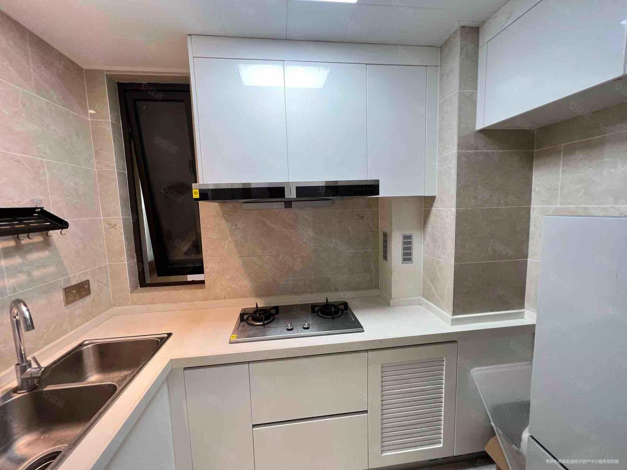 铂珺花园 南向采光好 精装可拎包入住 电梯房 满二 小三房