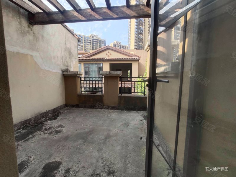 中航城联排别墅  前庭后院  上下四层带地下室 车库