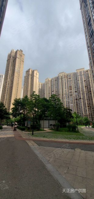 绿地伊顿公馆2房2厅1卫精装修房产证满二年