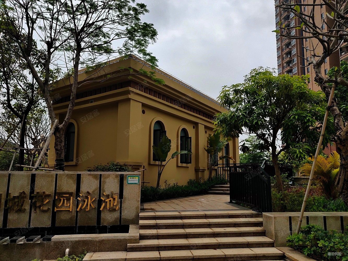 御城花园123平方毛坯四房大阳台看花园诚心出售