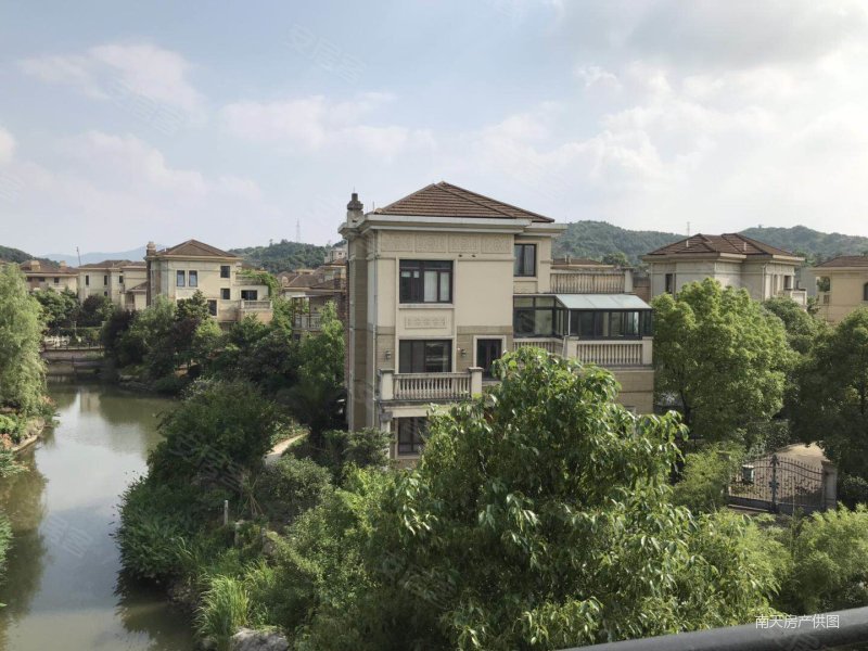 宁波余姚中线诺丁山郡特价联排别墅前后花园实用350平210万,百隆