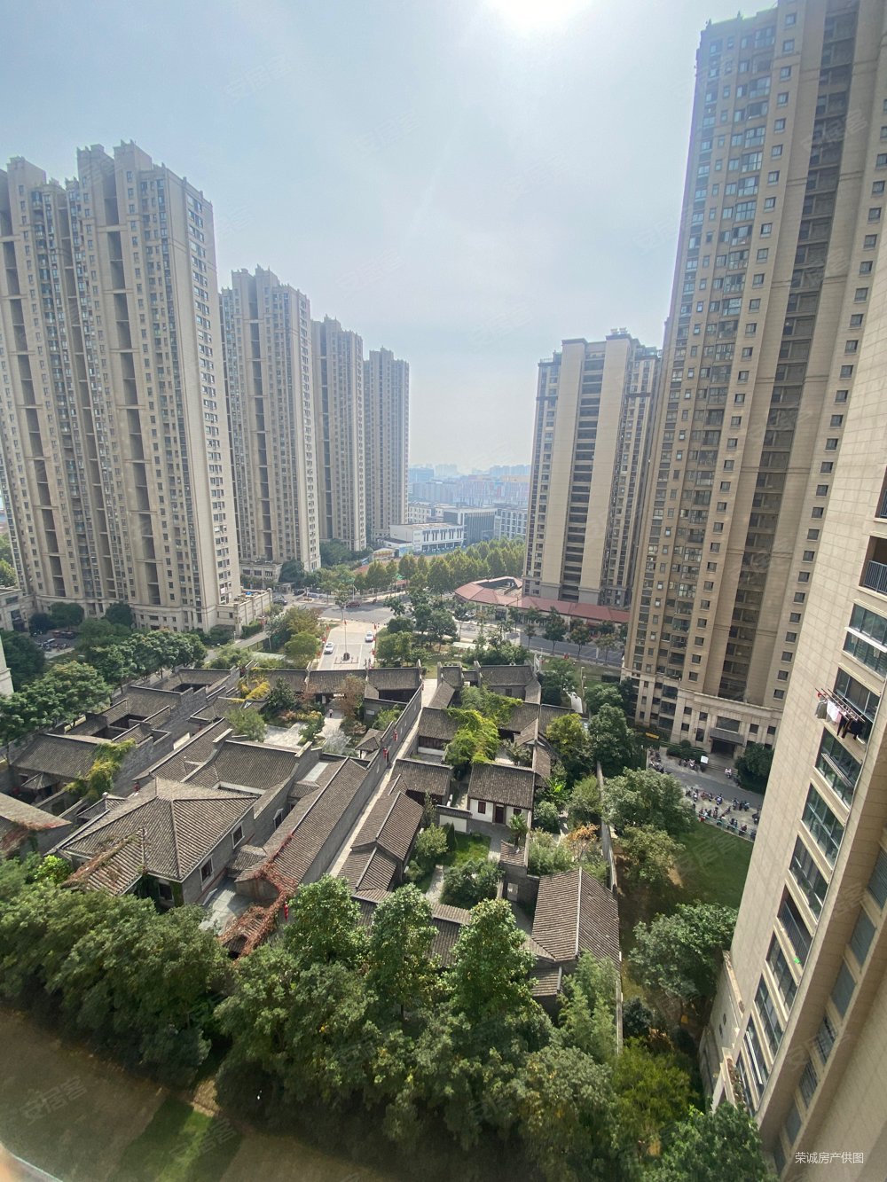 荣城国际实验75平楼间距大两室毛坯868万