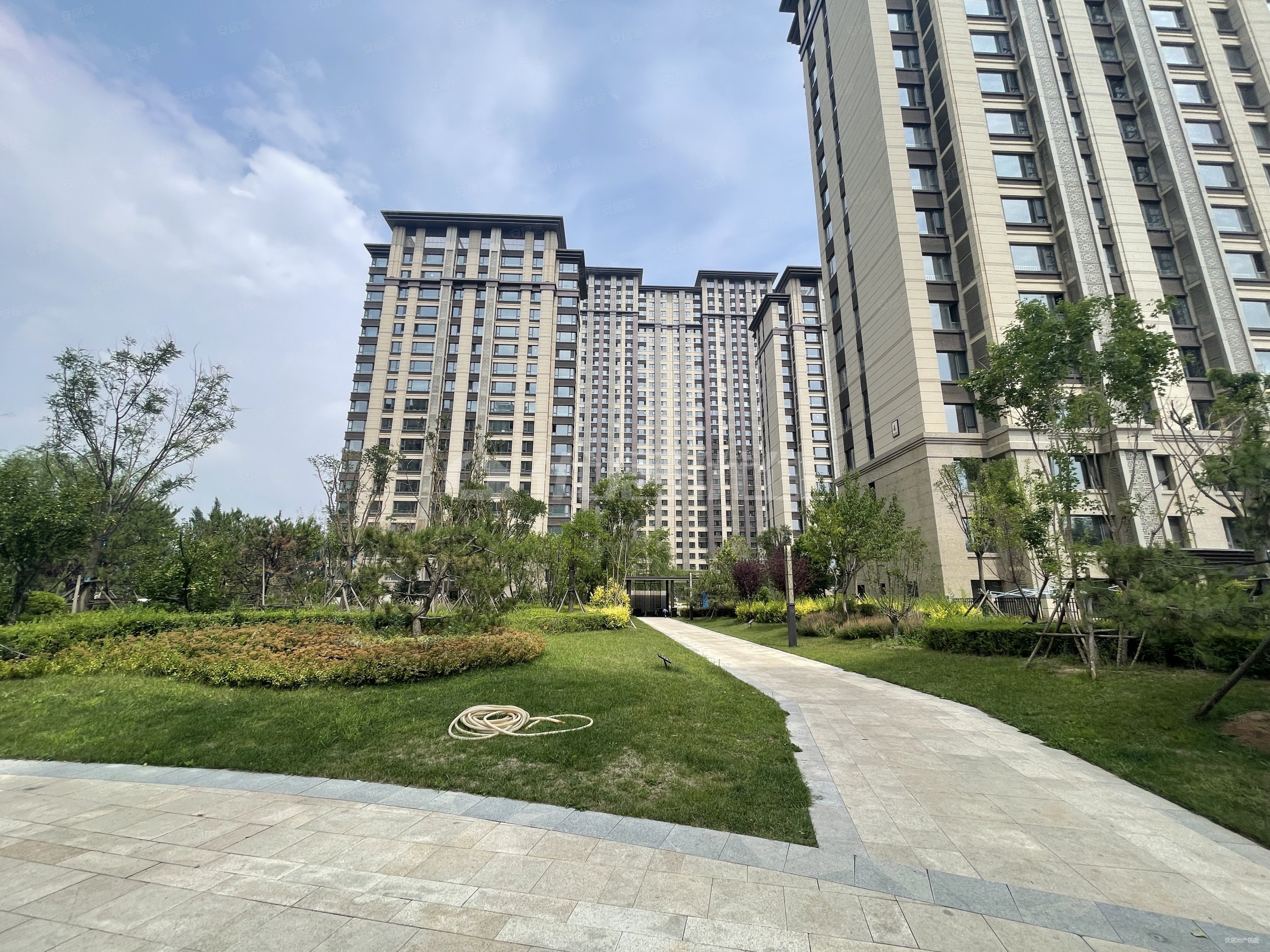 东河御府南区电梯中层三室两厅两卫毛坯房