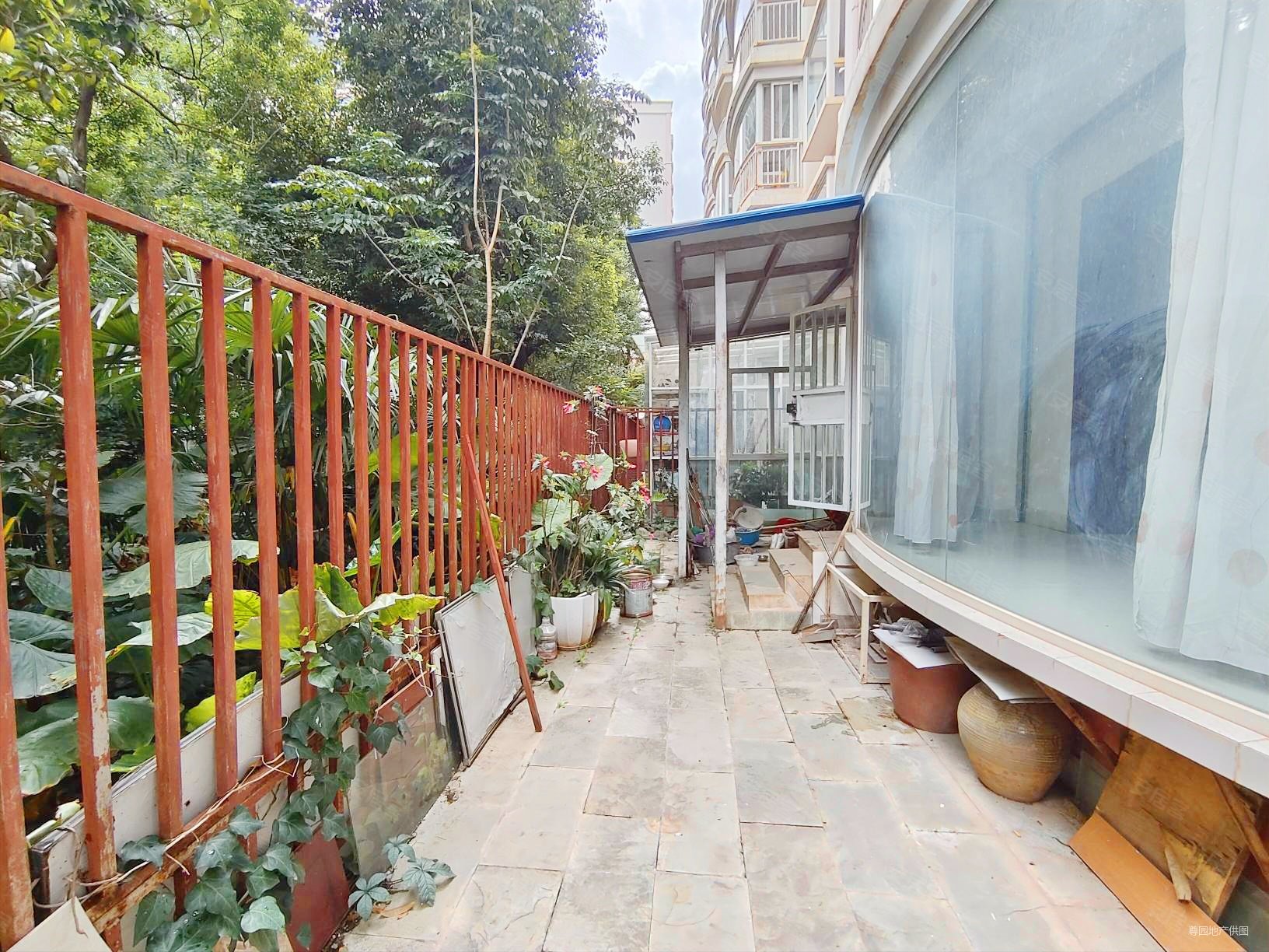 房龄新一楼带花园交通便利配套齐全龙溪花园相当不错本人实拍