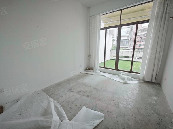 带独立院子带大露台 停车方便 万和公馆