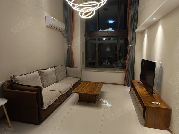 青岛城阳红岛融创红岛湾(商住楼)红岛湾复试三室两卫,豪华装修,全新