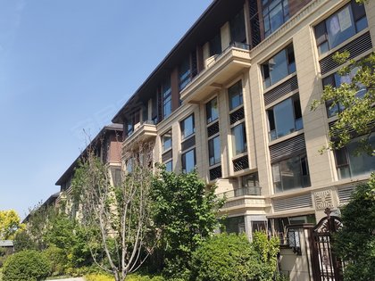 小区户型东凯悦府全部为叠拼,面积为105-205平,小区一共24栋楼,全部为