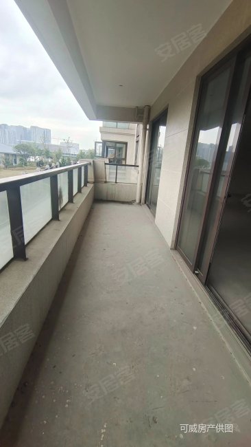 湖心半岛 河景房 带双车位 总高5层洋房