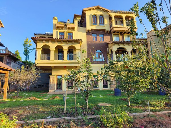 昆明西山滇池度假区滇池卫城悦湖郡整租|高尔夫球道边独栋别墅 大客厅