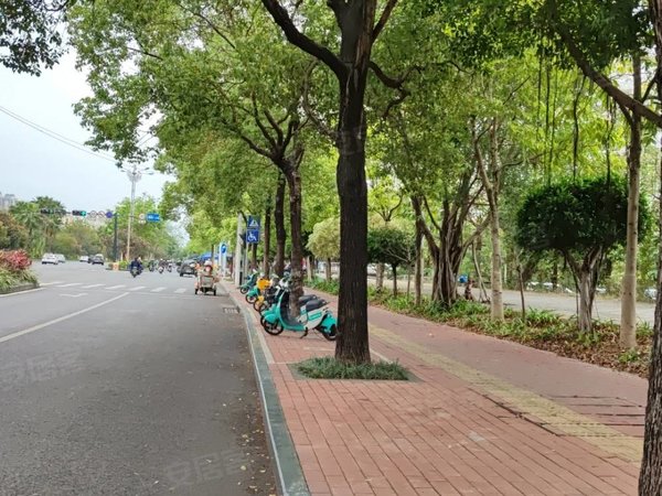 南宁良庆良庆镇五象兴和广场五象总部基地旁四号线地铁口几百米 新装