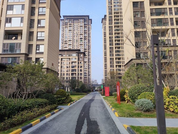 宿州埇桥吾悦广场吾悦广场急租 吾悦华府 精装三室 家具家电齐全 1100