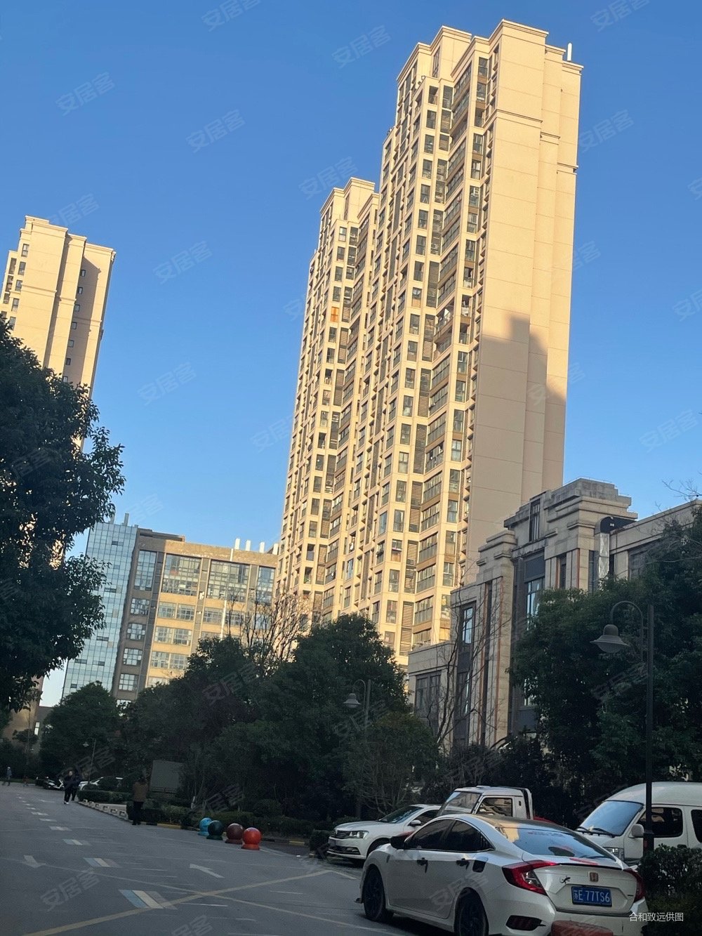 佳兆业君汇上品花园2室2厅1卫77.04㎡南156万