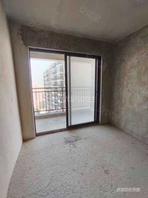 4600单价地铁口南湖郡二期毛坯房联系我看房