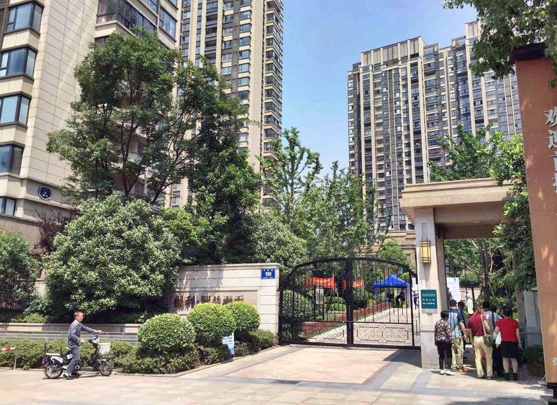 保利罗兰春天3室2厅1卫94.14㎡南239万