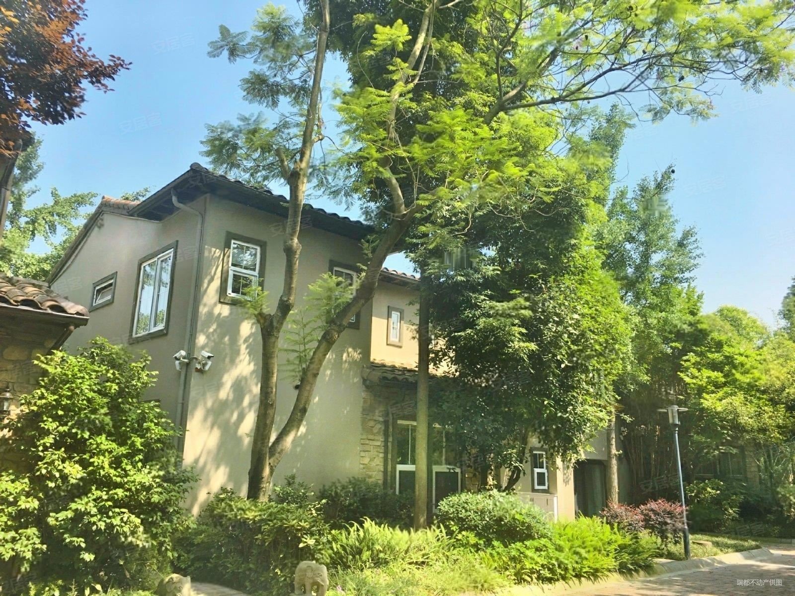 麓山国际逸翠谷5室2厅4卫225.39㎡南北1680万