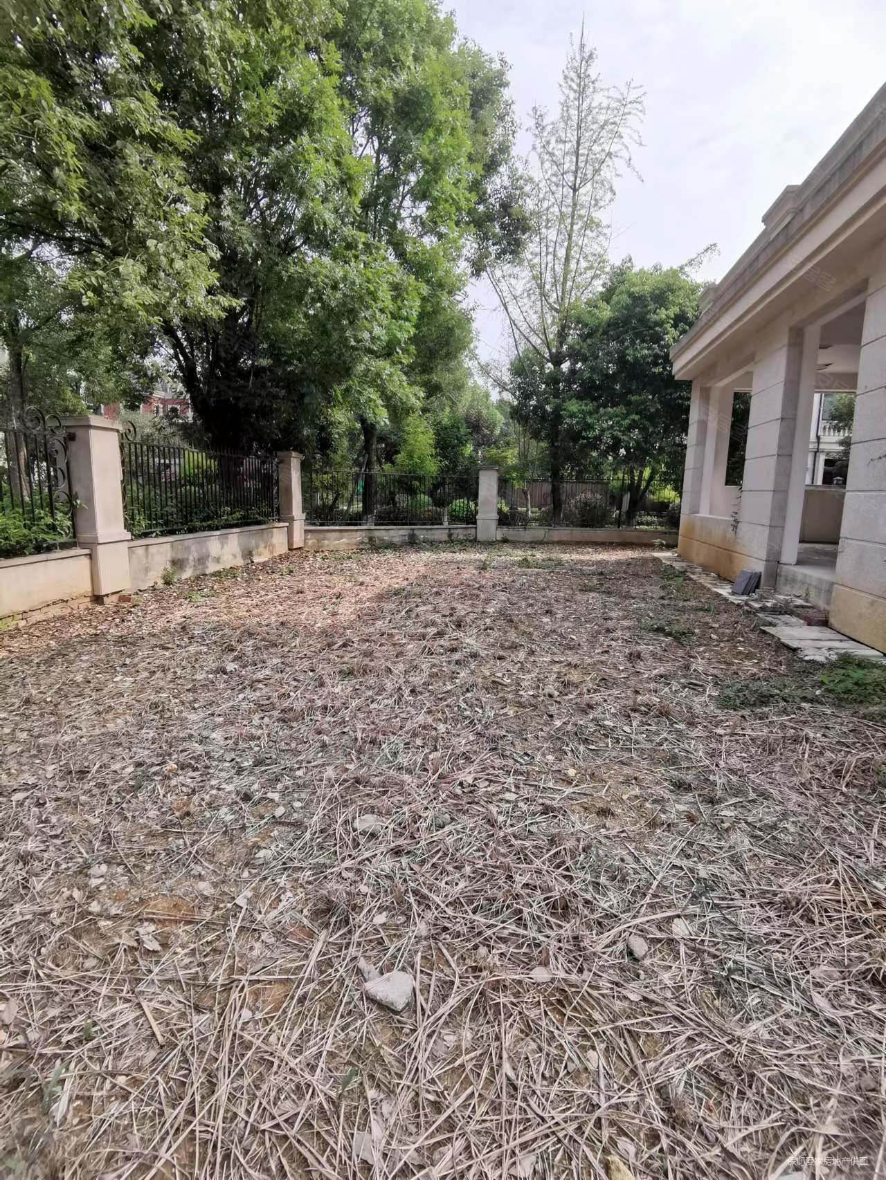 保利橡树庄园端头,4个车位搭建使用面积400平,花园200平,保利狮子湖