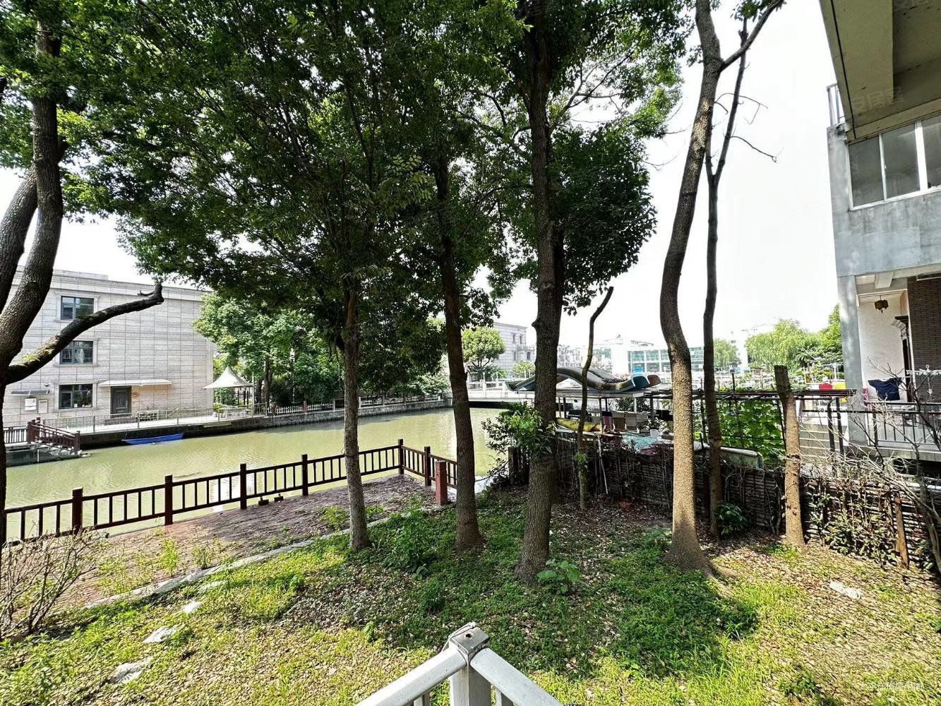 盈湖三岛5室3厅2卫232㎡南899万