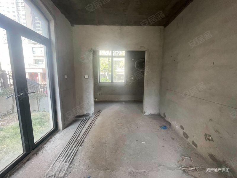 常平绿地公馆双拼别墅 前后花园有地下室双车位使用面积450平