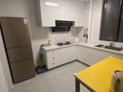 上海浦东书院花园地下室！下叠精装4房采光好，出门就是学校，可居住！出租房源真实图片