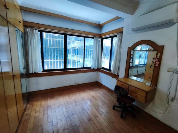 重庆渝中解放碑嘉华大厦洪崖洞附近,嘉华大厦3室出租,家具齐全,随时