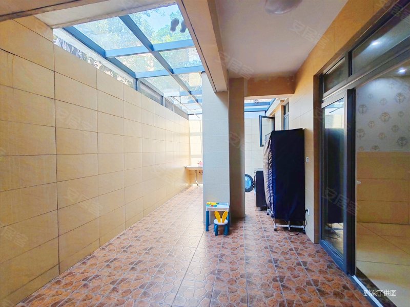 九龙坡金科阳光小镇(3期)5室2厅4卫252.76㎡南173万